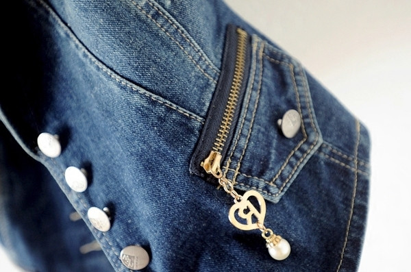 Γυναικείο  κομψό γιλέκο με μεταλλική διακόσμηση