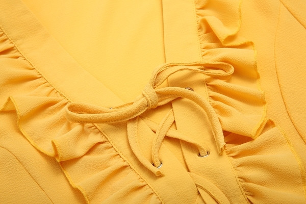 Cămașă modernă de damă scurtă, cu decolteu în V, de culoare galbenă