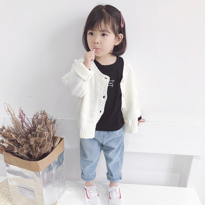 Ένα καθαρό μοντέλο για ένα κοριτσάκι σε διάφορα χρώματα