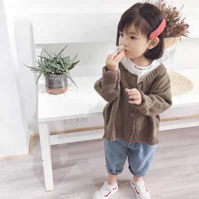 Ένα καθαρό μοντέλο για ένα κοριτσάκι σε διάφορα χρώματα