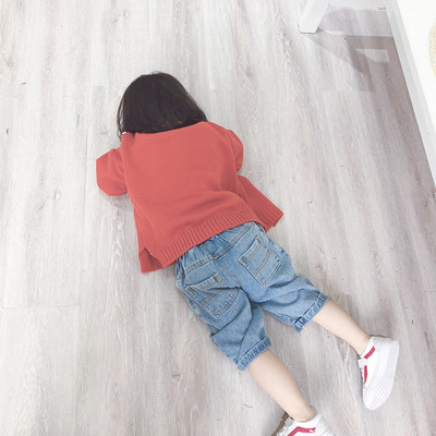 Ένα καθαρό μοντέλο για ένα κοριτσάκι σε διάφορα χρώματα