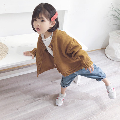 Ένα καθαρό μοντέλο για ένα κοριτσάκι σε διάφορα χρώματα