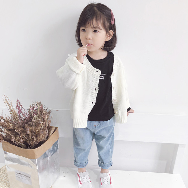 Ένα καθαρό μοντέλο για ένα κοριτσάκι σε διάφορα χρώματα