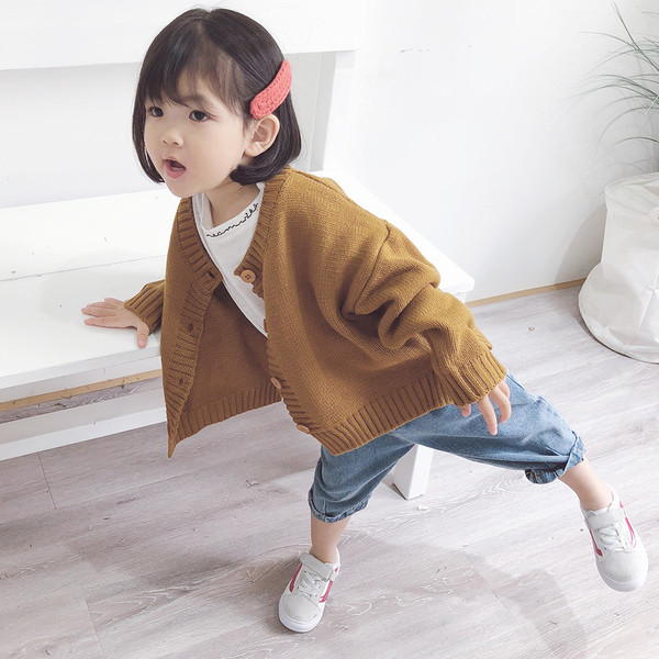 Ένα καθαρό μοντέλο για ένα κοριτσάκι σε διάφορα χρώματα