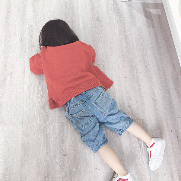 Ένα καθαρό μοντέλο για ένα κοριτσάκι σε διάφορα χρώματα