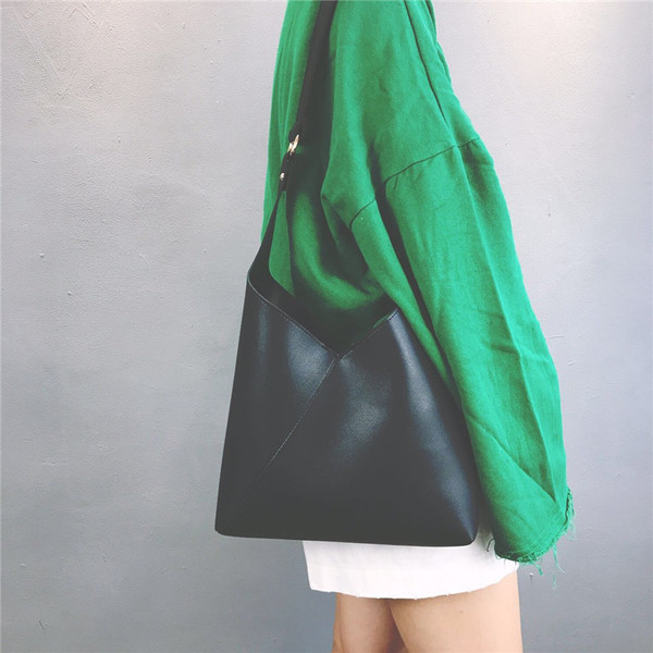 Geanta de dama in doua culori potrivita pentru utilizarea de zi cu zi