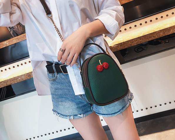 Geantă mică și elegantă în mai multe culori