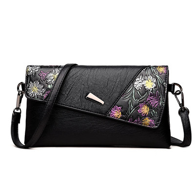 Дамска чанта в черен цвят с различни мотиви