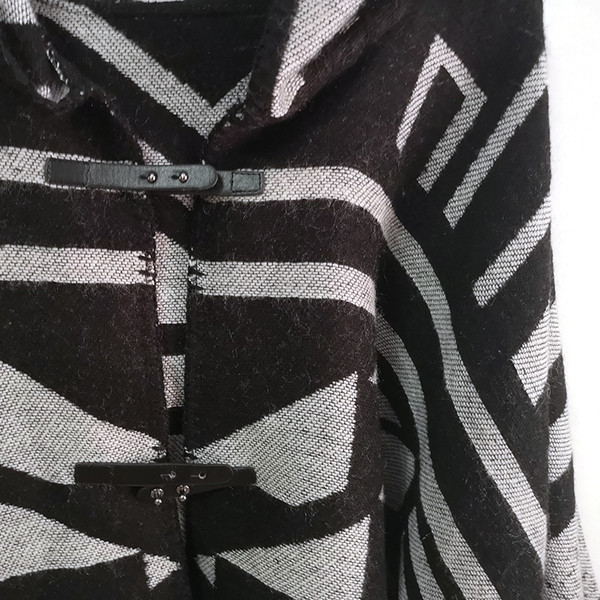 Γυναικείο πόντσο  σε σκούρο χρώμα με κουκούλα