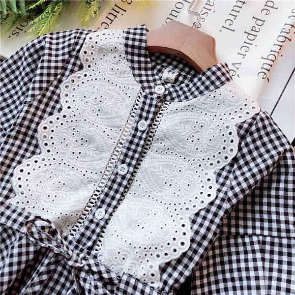 Bluza pentru copii in carouri cu dantela si cravate in negru si rosu