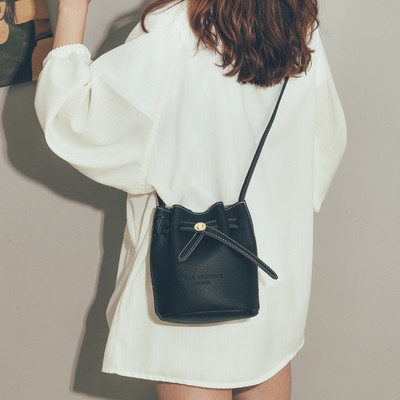 Малка дамска чанта за през рамо в няколко цвята