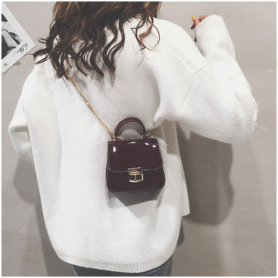 Дамска лачена чанта за през рамо