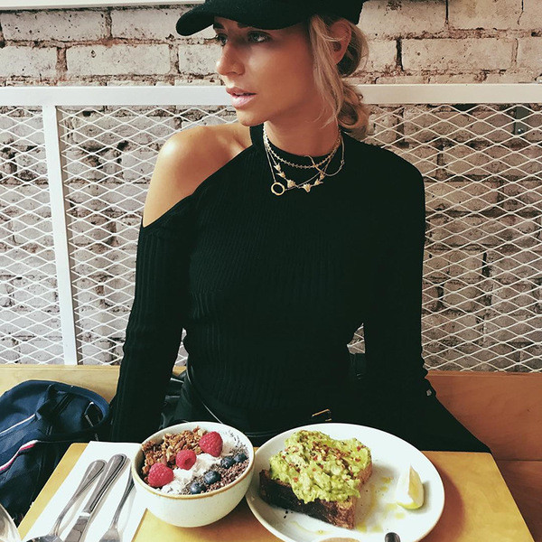 Κομψή γυναικεία μπλούζα με μαύρο χρώμα