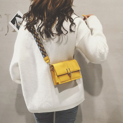 Дамска чанта за през рамо с цветна дръжка