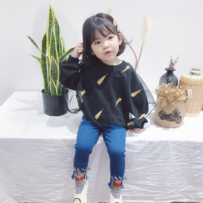Модерен детски пуловер с тюл и лъскава декорация в бял и черен цвят