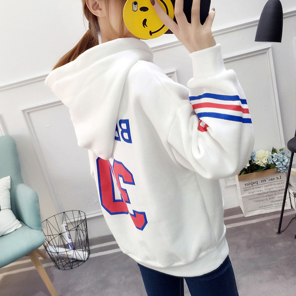 Női pulóver három színben felirattal és színes szalagokkal