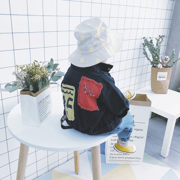 Jachetă de blugi pentru copii de culoare neagră cu inscripție și petice