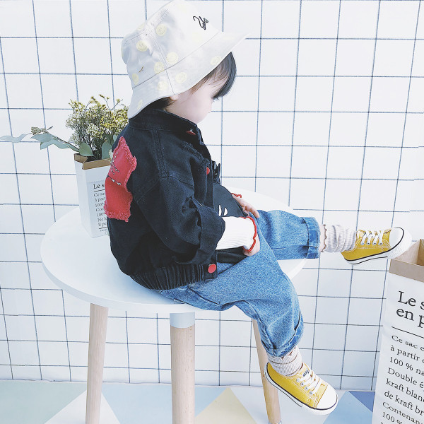 Jachetă de blugi pentru copii de culoare neagră cu inscripție și petice