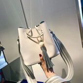 Geanta de dama in mai multe culori cu ciucuri