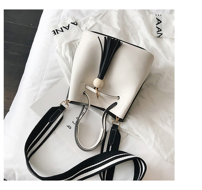 Geanta de dama in mai multe culori cu ciucuri