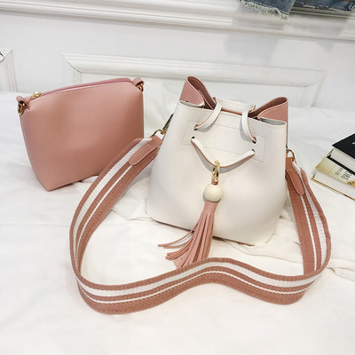 Geanta de dama in mai multe culori cu ciucuri