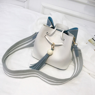 Geanta de dama in mai multe culori cu ciucuri