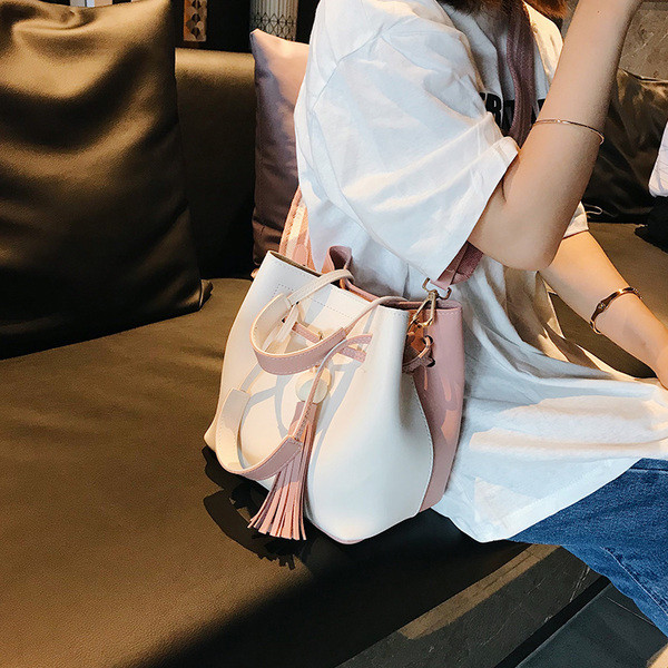 Geanta de dama in mai multe culori cu ciucuri