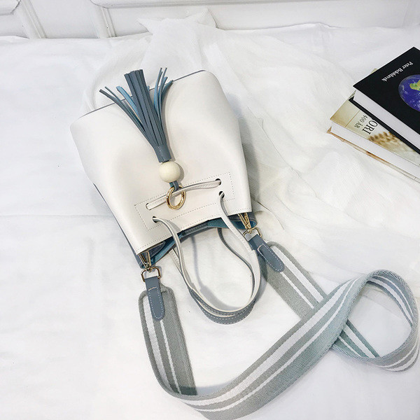 Geanta de dama in mai multe culori cu ciucuri