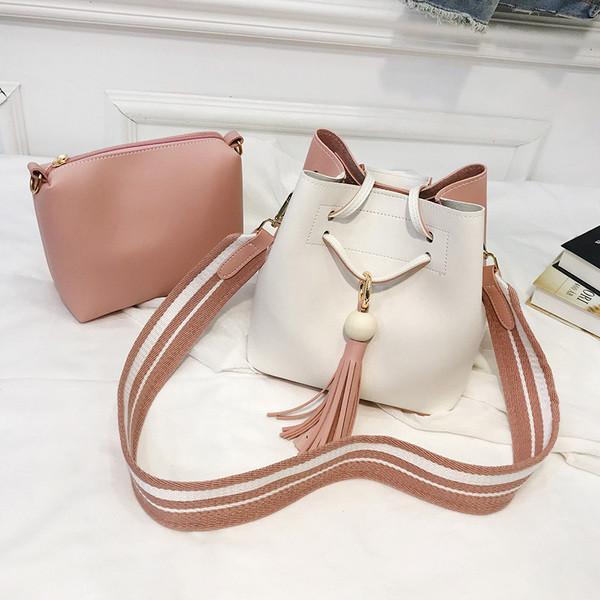 Geanta de dama in mai multe culori cu ciucuri