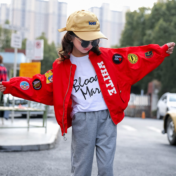 Μοντέρνο παιδικό  μπουφάν  για κορίτσια σε κόκκινο και ροζ χρώμα με επιγραφή και κρόσσια