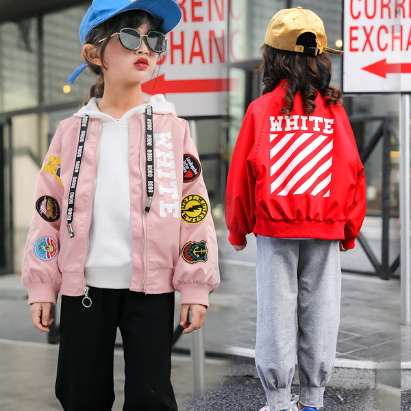 Μοντέρνο παιδικό  μπουφάν  για κορίτσια σε κόκκινο και ροζ χρώμα με επιγραφή και κρόσσια