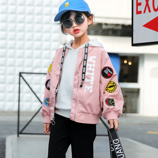 Μοντέρνο παιδικό  μπουφάν  για κορίτσια σε κόκκινο και ροζ χρώμα με επιγραφή και κρόσσια