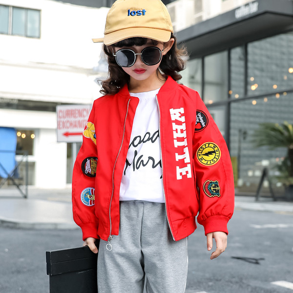 Μοντέρνο παιδικό  μπουφάν  για κορίτσια σε κόκκινο και ροζ χρώμα με επιγραφή και κρόσσια