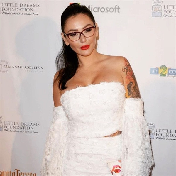 HIT μοντέλο κομψή γυναικεία μπλούζα  με μανίκι λωτού σε λευκό και μαύρο χρώμα