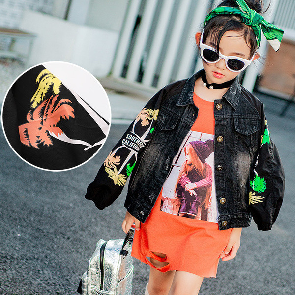 Παιδικό τζιν μπουφάν για κορίτσια με μαύρο χρώμα με εφαρμογές