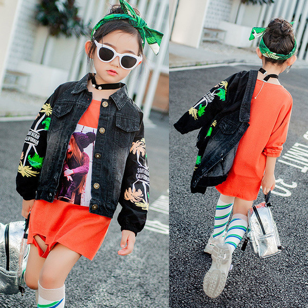 Παιδικό τζιν μπουφάν για κορίτσια με μαύρο χρώμα με εφαρμογές