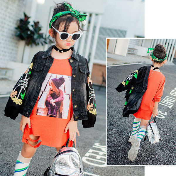 Παιδικό τζιν μπουφάν για κορίτσια με μαύρο χρώμα με εφαρμογές