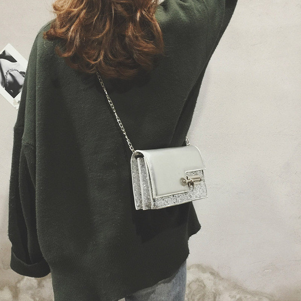 Geantă de umăr strălucitoare de damă elegantă