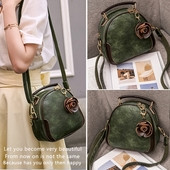 Női bőrtáska több színben virágos motívummal