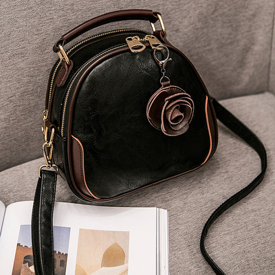 Női bőrtáska több színben virágos motívummal