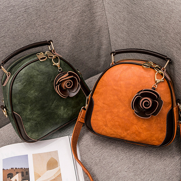 Női bőrtáska több színben virágos motívummal