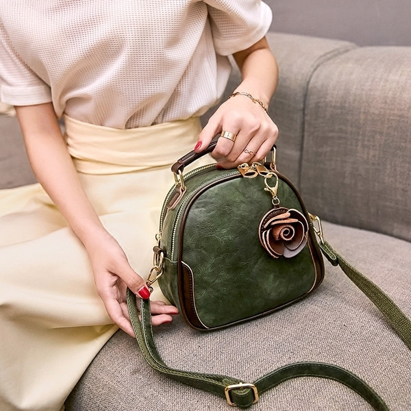 Női bőrtáska több színben virágos motívummal