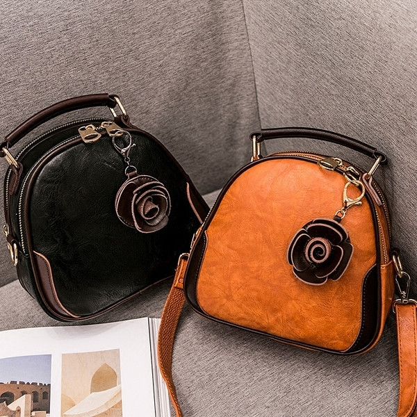 Női bőrtáska több színben virágos motívummal