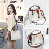 Geanta de dama din piele cu maner colorat