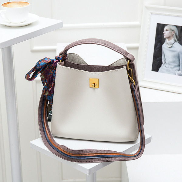 Geanta de dama din piele cu maner colorat