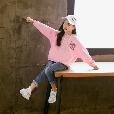 Модерна детска блуза с качулка и цветен надпис в няколко цвята