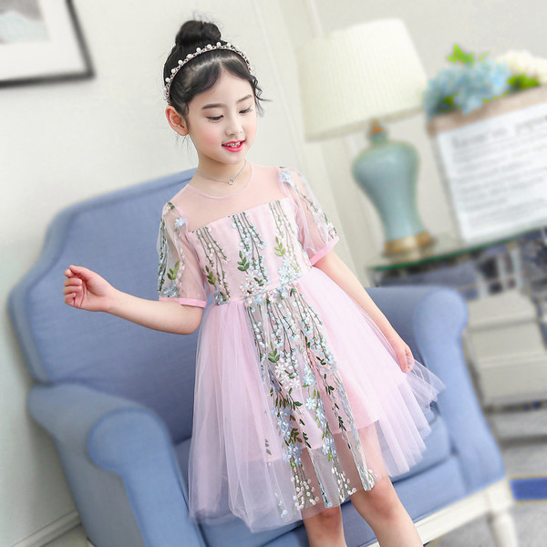 Стилна детска рокля с флорални мотиви и тюл в два цвята 