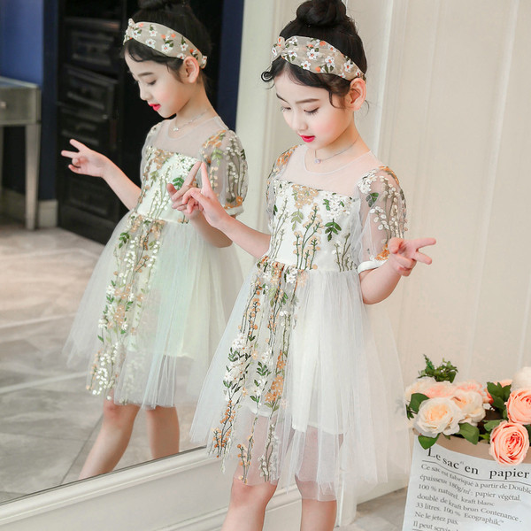 Стилна детска рокля с флорални мотиви и тюл в два цвята 