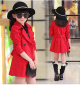 Κομψό παιδικό παλτό με κολάρο σε σχήμα V και κουμπιά στοιχείων σε διάφορα χρώματα