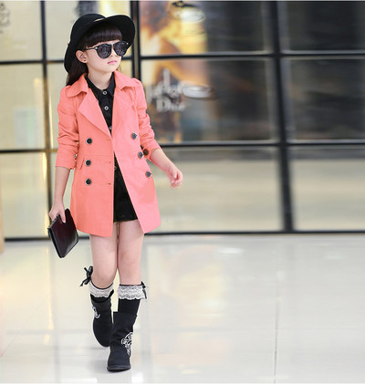 Κομψό παιδικό παλτό με κολάρο σε σχήμα V και κουμπιά στοιχείων σε διάφορα χρώματα